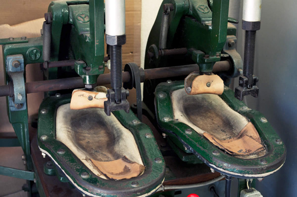 底を圧着する機械です。伝統の靴作りはもちろん、このような機械の使い方も習います。